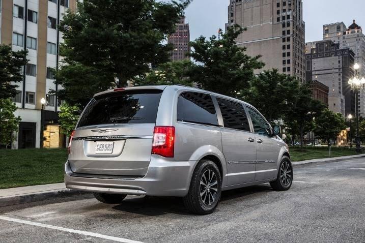 Integrated Reverse Camera Viewing System for 2009-2017 Chrysler Town and Country - Ensight Automotive Solutions -